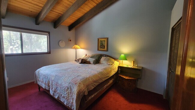 Building Photo - Spacious 6 Bedroom 5 Bathroom Within Walki...