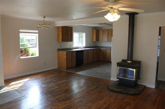 Building Photo - 3 Bedroom, 1.5 Bathroom House! Available now!