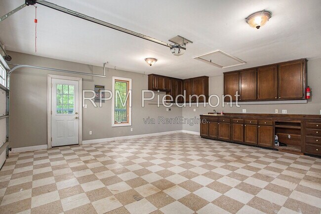 Building Photo - 630 Pine Point Trce