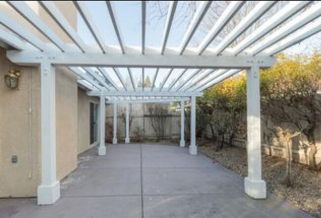 Building Photo - 3-bedroom, 2-bath home in Sierra Bonia Sen...