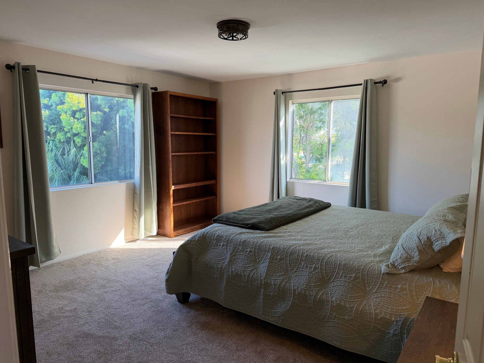 Bedroom 1 with King Sized Bed - 14902 Eastwood Ave