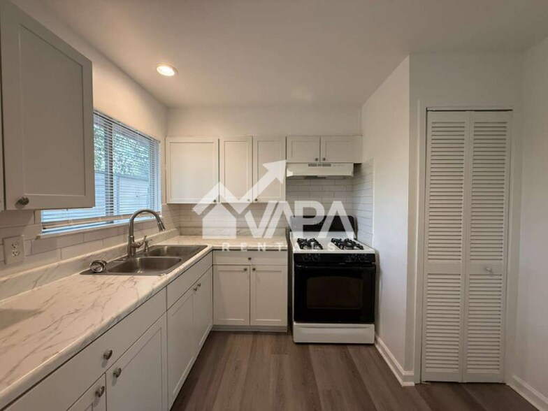 Building Photo - 6514 Mossledge Dr