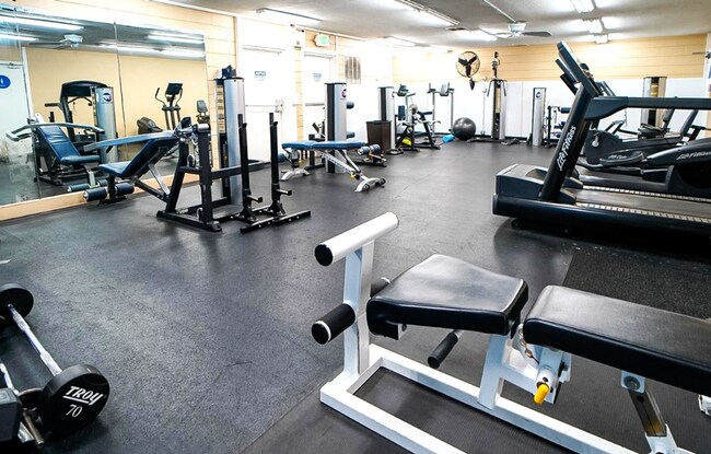 Building Photo - ****MOVE-IN SPECIAL: $500 OFF SECOND MONTH'S RENT****CHARMING 1BD/ 1BA AVAILABLE IN MISSION VALLEY!!