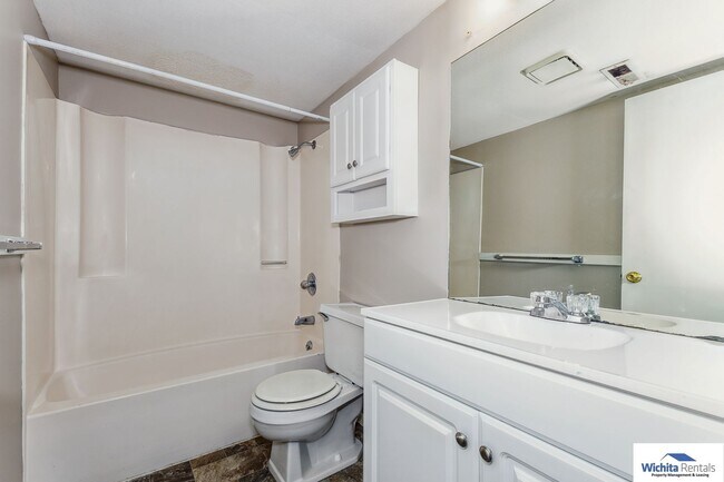 Building Photo - Showings starting 01/09!