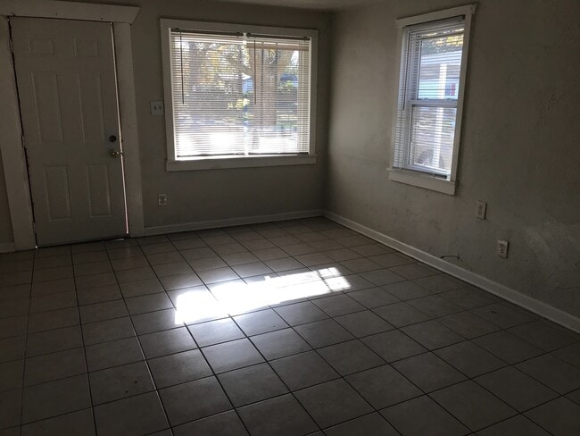 Building Photo - 2 BR 1 Bath