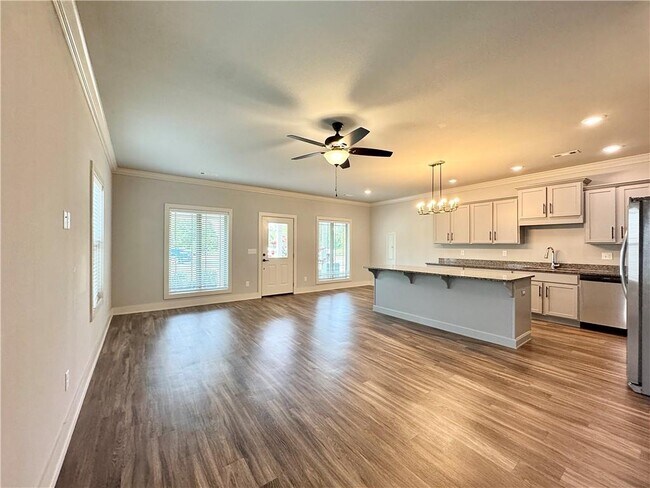 Building Photo - 1015 NE Hts Ln