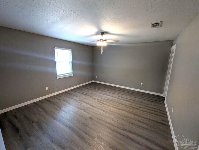 Building Photo - 6045 Hamilton Bridge Rd