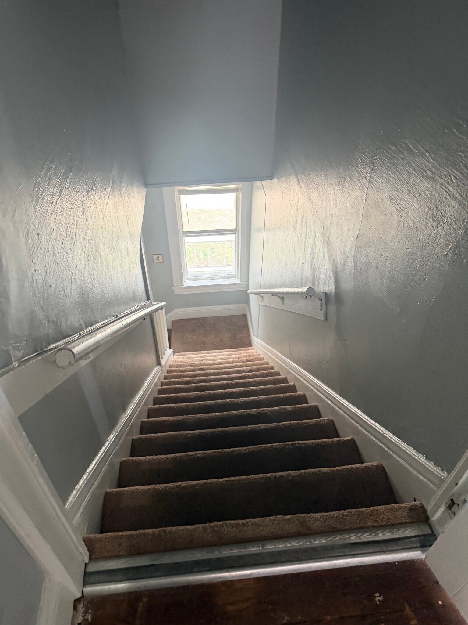 Building Photo - 616 W 6th St