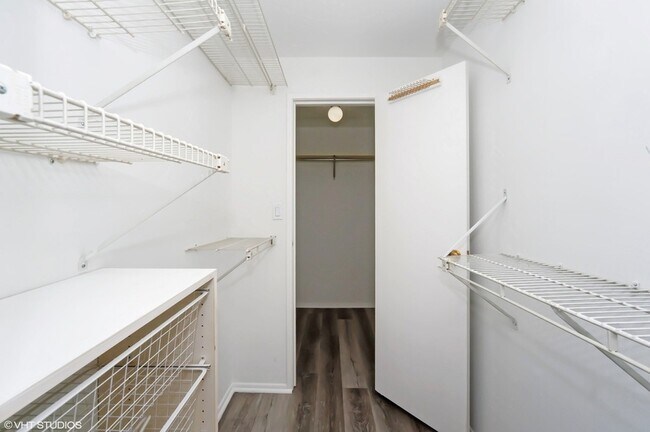 Building Photo - 960 S River Rd