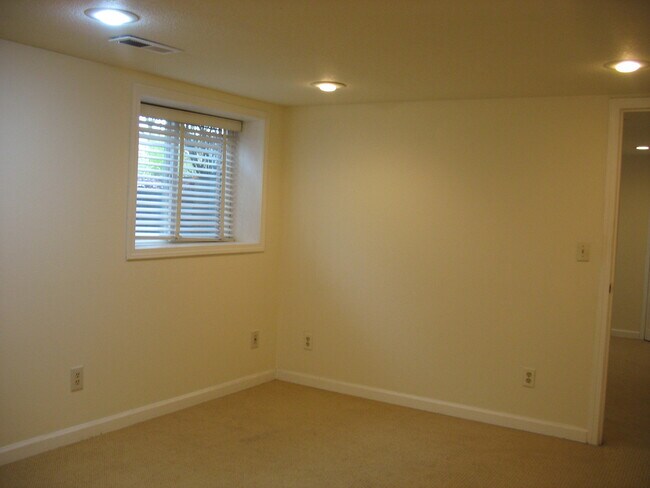 Building Photo - N.E Rose City Bungalow Pet Friendly