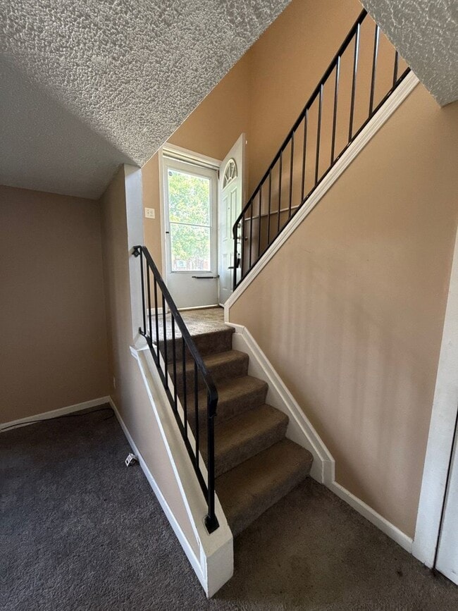 Building Photo - 4 Bedroom home in Clinton Township