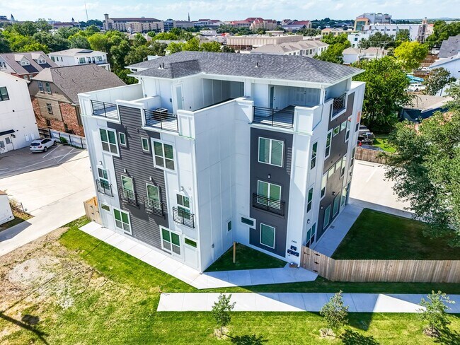 Building Photo - 2400 Benbrook Dr