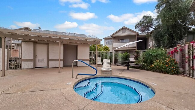 Building Photo - Awesome 2bd/2ba Condo close to Tempe Town Lake, ASU, Sky Harbor, Freeway Access and Light Rail.