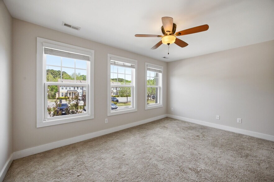 Building Photo - 2800 Bedford Green Dr