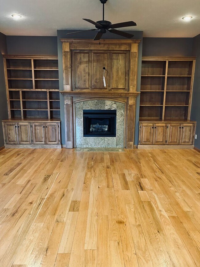 Building Photo - Gorgeous Home Located on Rivercut Golf Cou...