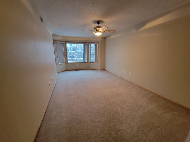Building Photo - Lovely 2 Bed / 2 Bath TH w/ Heated Underground Parking in Plymouth!