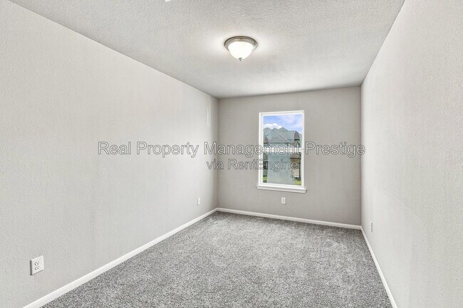 Building Photo - 7333 Hinsdale Dr