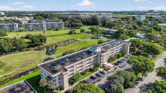 Building Photo - 2651 S Palm Aire Dr