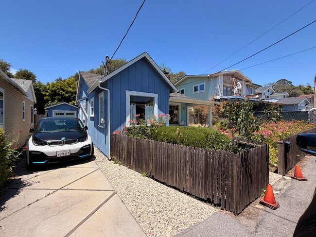 Building Photo - Charming 2BR/1BA Beach Cottage - Walk to Capitola Village!