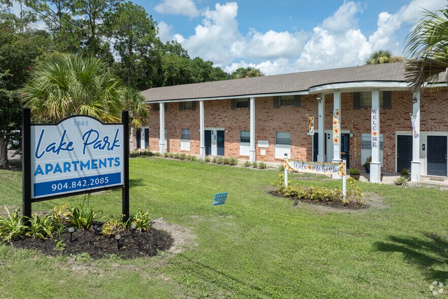 Primary Photo - Lake Park Colonial