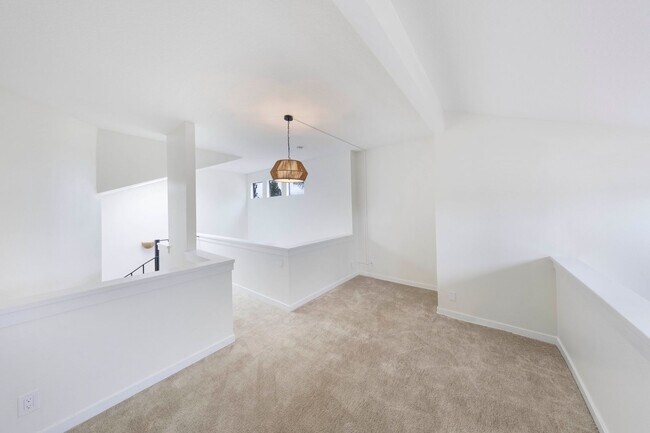 Building Photo - 2 Bedroom condo - Biking distance to the beach