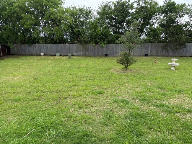 Building Photo - WEST SHERMAN 3/2/2 DESIRABLE AUSTIN LANDING NEIGHBORHOOD WITH COMMUNITY POOL!