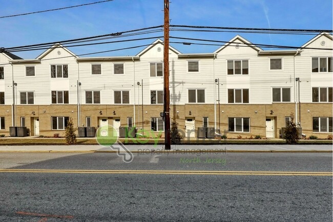 Building Photo - Brand New 2BR/3BA Townhome with Garage