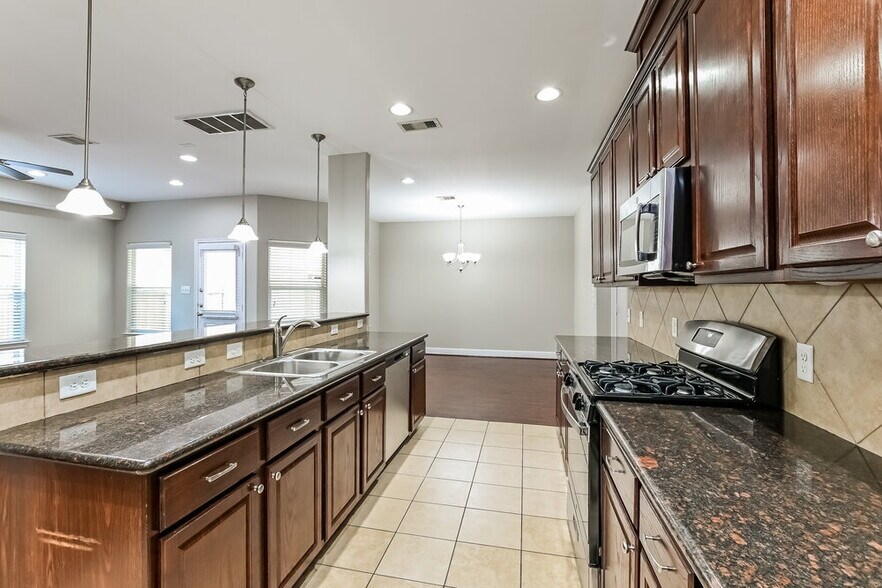 Building Photo - 2403 Lacyberry St