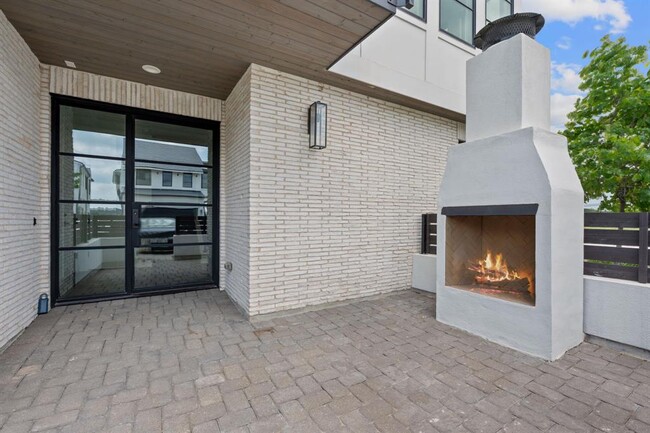Building Photo - 701 Ariana Ct