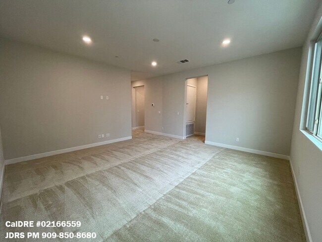 Building Photo - Lake Forest 3 Bedroom Home