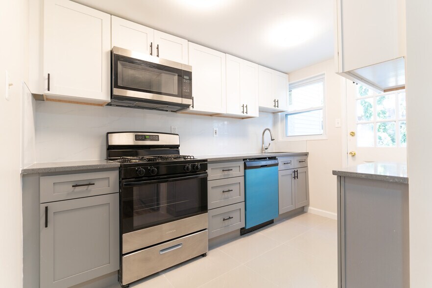 Building Photo - 920 Macadam St