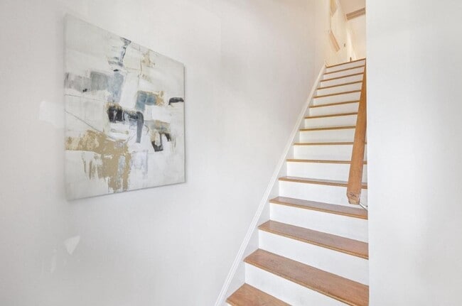 Building Photo - Large Sunny Eckington Three Bed/Three Bath Interior Rowhouse Condo Home