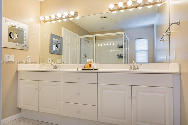 Building Photo - 1651 Hawthorne Pl