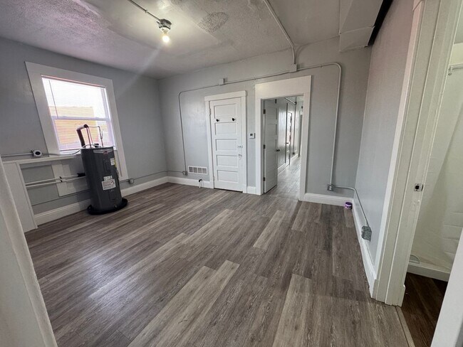 Building Photo - Large updated 2 bedroom apartment