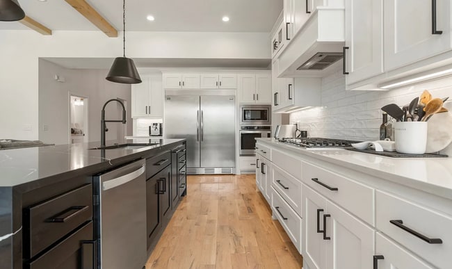 Building Photo - Gorgeous 4 bedroom & 4 Bath Luxury Home in...