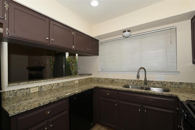 Building Photo - 410 Splitrock