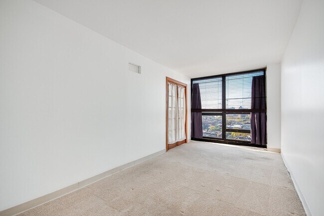 Building Photo - 1540 N La Salle Dr