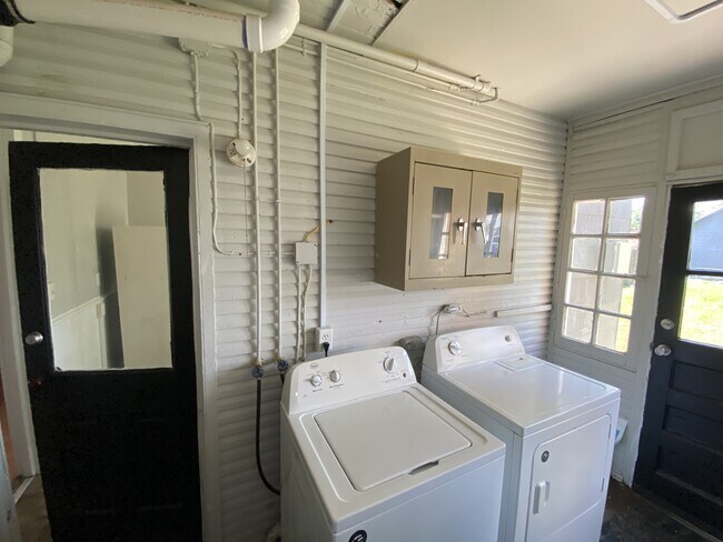 Building Photo - 324 N Franklin St