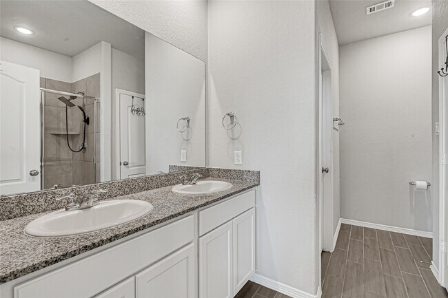 Building Photo - 25452 Northpark Lake Dr