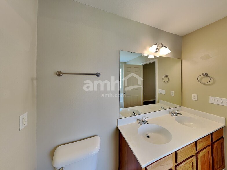 Building Photo - 10916 Thousand Oaks Dr