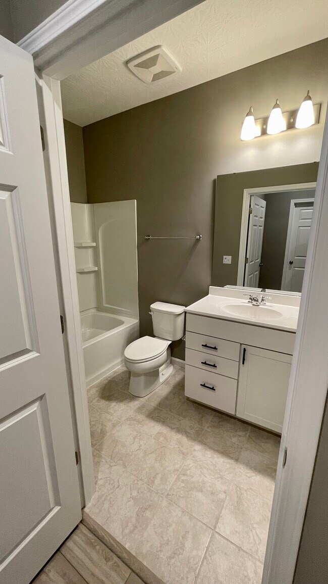 Building Photo - 5011 S Castle Ct