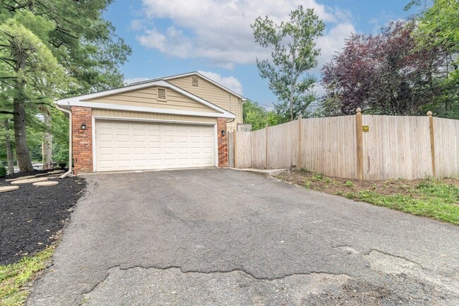 Building Photo - 1800 Lark Ln