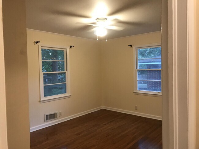 Building Photo - 1319 Greenview Dr