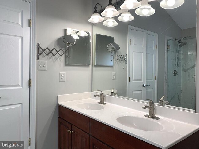 Building Photo - 3384 Governors Crest Ct