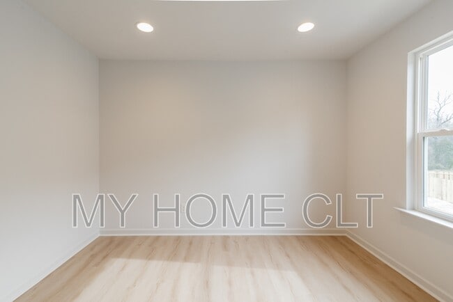 Building Photo - 2719 Capitol Dr