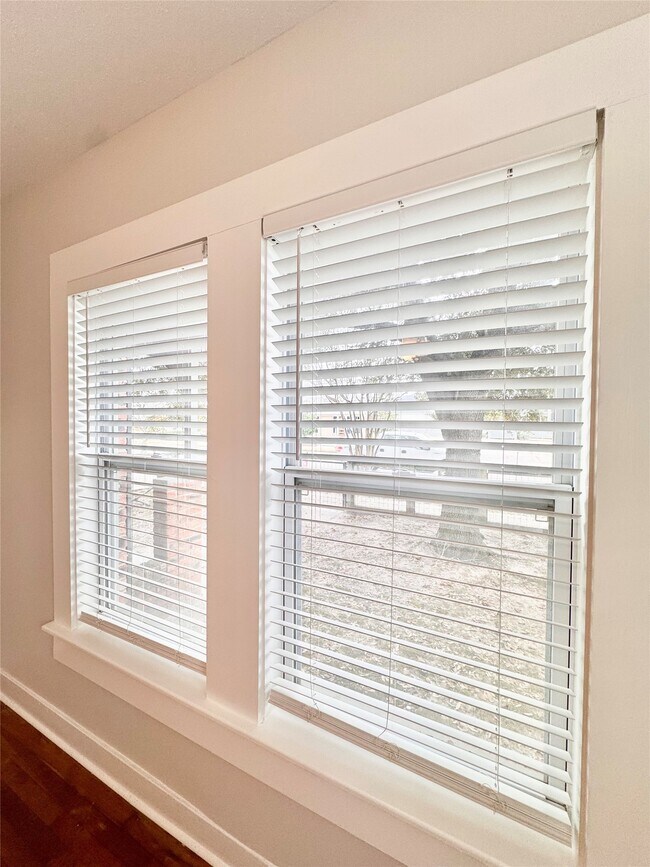 Building Photo - 629 E 11th St