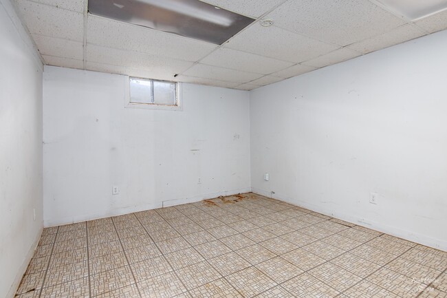 heated storage room - 1122 Oakleaf Ave