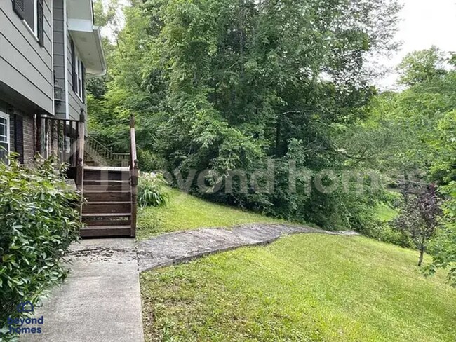 Building Photo - Updated 4-Bed Home Minutes from Downtown C...
