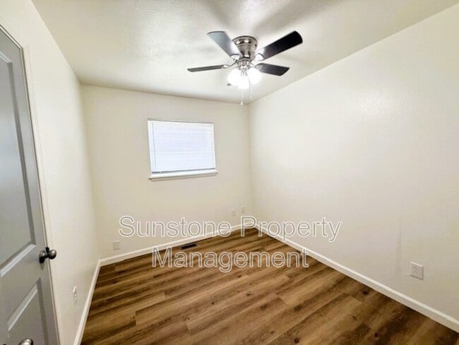 Building Photo - 305 N Dogwood St