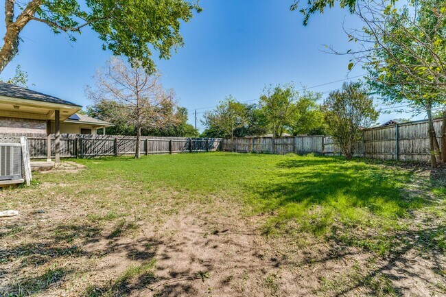 Building Photo - Recently updated home in Pflugerville